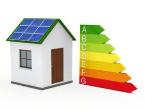 Hus med solpaneler på taket och energimärkningsskala från A till G som representerar byggnadens energiprestanda.