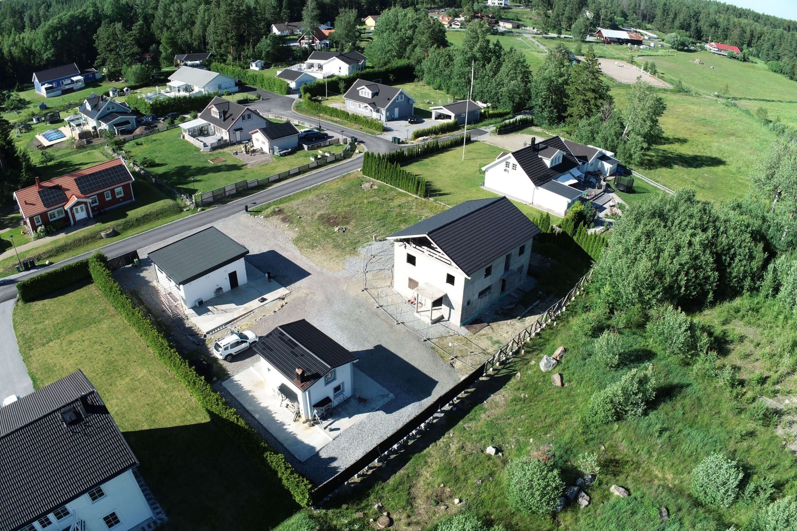 Nybyggt tvåvåningshus i Lecablock under produktion inför bygglov och färdigställande